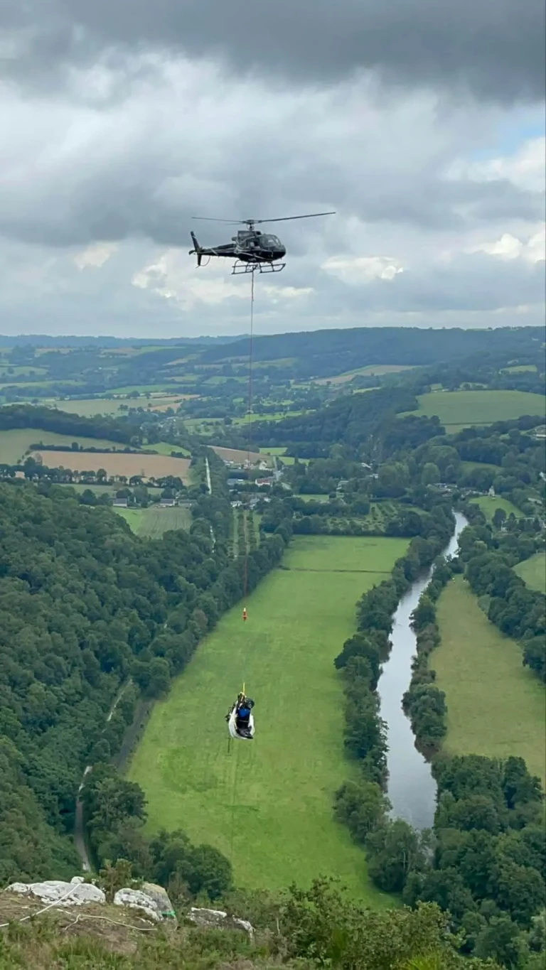Retrait d'un véhicule accidenté dans une falaise